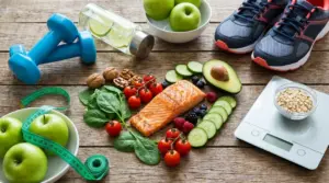 Cibo sano e fitness: salmone, verdure, frutta, manubri, scarpe da corsa e bilancia su tavolo in legno