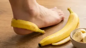 Tallone di una persona a contatto con una buccia di banana, usata come rimedio naturale per i piedi