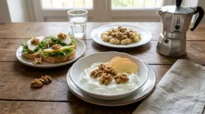 Ciotola di yogurt con noci e fettine di mela su tavolo, con spuntini leggeri prima di pranzo