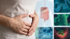 Persona con le mani sull’addome, con immagini di intestino e batteri sullo sfondo, legate al microbiota intestinale