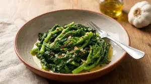 Piatto di cime di rapa saltate con olio extravergine d’oliva, aglio e peperoncino, servite in una ciotola